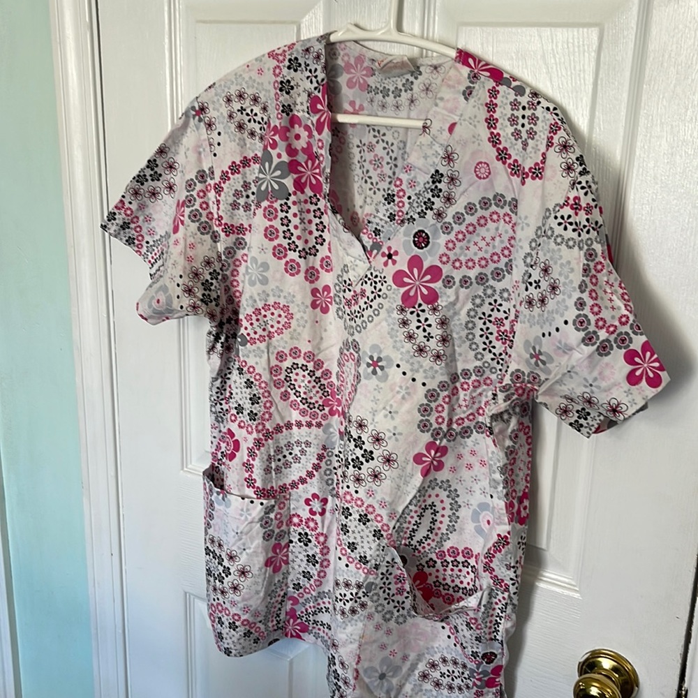 L scrub top with pockets